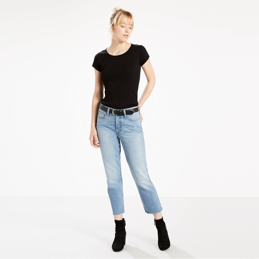 Levi’s Wedgie Fit Straight Raw Hem Size 25